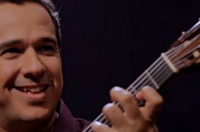 Faixa Musical do Canal Brasil apresenta o show Violão, Amigos e Canções, de Zé Paulo Becker