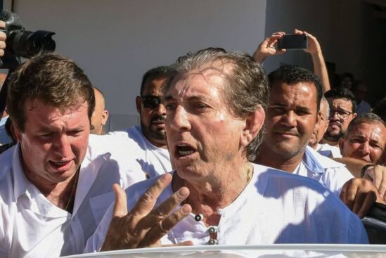 EM NOME DE DEUS – O Silêncio é A Lei