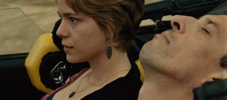 O Lobo Atrás da Porta